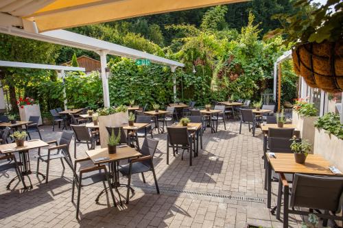 an empty restaurant patio with tables and chairs at Hotel Bessunger Forst in Roßdorf