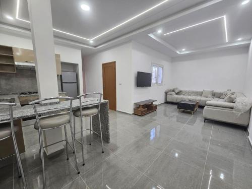 a living room with a bar and a couch at Appartement 3 in Temlale