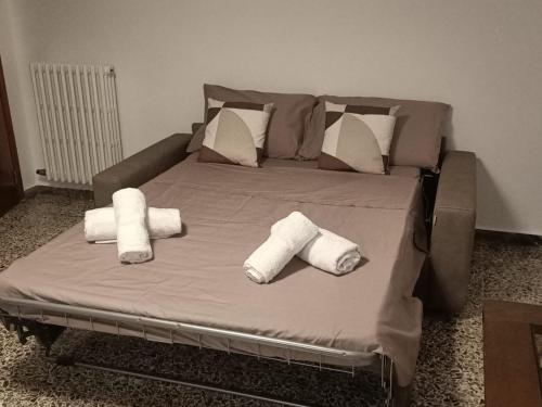 a bed with three rolled up towels on it at Gemütliches Salento-Ferienhaus, zentral gelegen mit Garage, Garten und Heizung in Cutrofiano