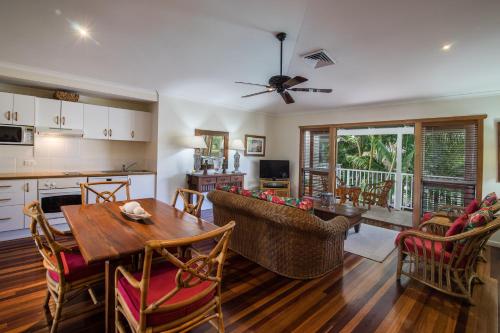 cocina y sala de estar con mesa y sillas en South Pacific Resort & Spa Noosa en Noosaville