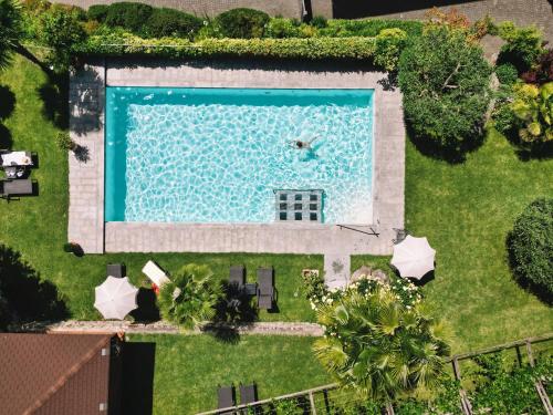 an overhead view of a swimming pool in a yard at Alagundis Apartment Residence in Lagundo