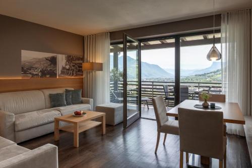 a living room with a couch and a table at Alagundis Apartment Residence in Lagundo