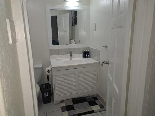 Alleyne Apartments photo 3