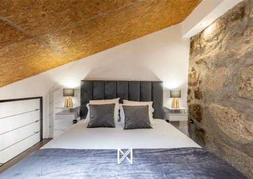 une chambre avec un grand lit et deux lampes dans l'établissement MyStay - Lapa 4 House, à Porto