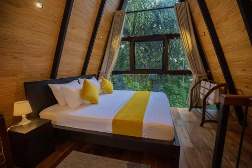 Postel nebo postele na pokoji v ubytování Greenpeak Serene Luxury Cabanas