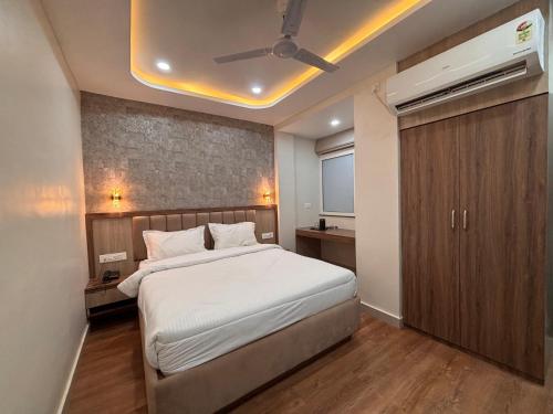 バラナシにあるHotel Ravindraya Residencyのベッドルーム1室(大型ベッド1台、天井付)