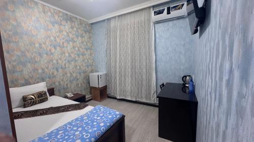 Ένα ή περισσότερα κρεβάτια σε δωμάτιο στο Qamar Hotel