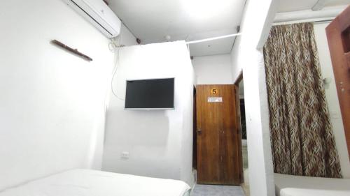 TV a/nebo společenská místnost v ubytování Hostal El Almendro