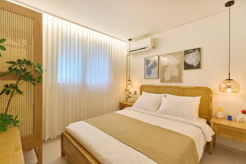 un dormitorio con una cama y una ventana en 강남20분,명동,kspo dome,가로수길,압구정, en Seúl