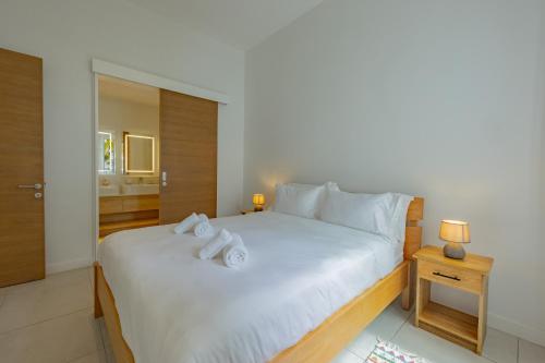 Ένα ή περισσότερα κρεβάτια σε δωμάτιο στο Oceanview Escape - Beachfront Apartment