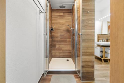 a bathroom with a shower and a sink at Altstadttraum für Familien und Radfahrer in Wasserburg am Inn