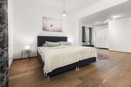 a bedroom with a large bed in a room at Altstadttraum für Familien und Radfahrer in Wasserburg am Inn