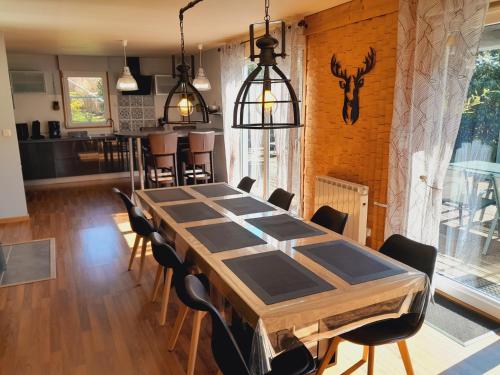 CHALET RÉCENT - BILLARD - BABYFOOT - PING PONG - MINI GOLF - WIFI - JARDIN - TERRASSE - 4 CHAMBRES - 2 à 8 PERSONNES