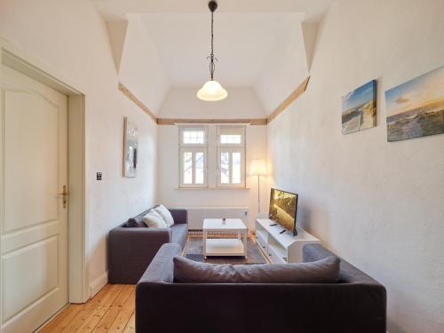a living room with two couches and a table at BG Living & Hosting - Stilvolles Jugendstilhaus am Marktplatz - Top-Lage im Zentrum in Traben-Trarbach