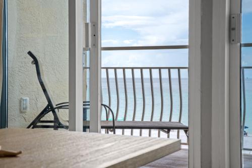 Μπαλκόνι ή βεράντα στο Deja View Beachfront Sunrise Beach Svc Included