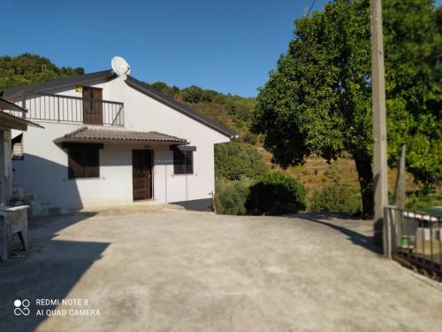 a driveway leading to a white house at Casa Meitriz in Castro Daire