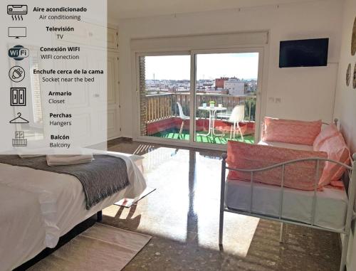 une chambre avec un lit et un balcon avec vue dans l'établissement Panorámicas Córdoba Centro, à Cordoue