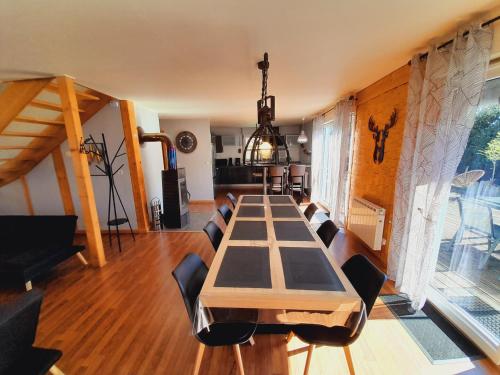 CHALET RÉCENT - BILLARD - BABYFOOT - PING PONG - MINI GOLF - WIFI - JARDIN - TERRASSE - 4 CHAMBRES - 2 à 8 PERSONNES
