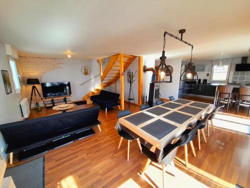 CHALET RÉCENT - BILLARD - BABYFOOT - PING PONG - MINI GOLF - WIFI - JARDIN - TERRASSE - 4 CHAMBRES - 2 à 8 PERSONNES