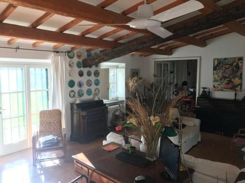 a living room with a table and a ceiling fan at Wonderfull counrty villa, views on sea & Capalbio in Pescia Fiorentina