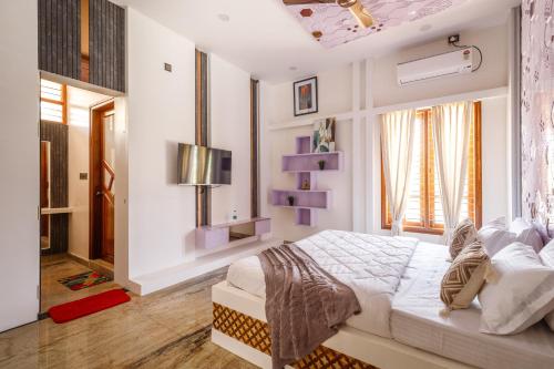 Postel nebo postele na pokoji v ubytování Tranquil Arcadia by StayJadePool6BHKLuxurious