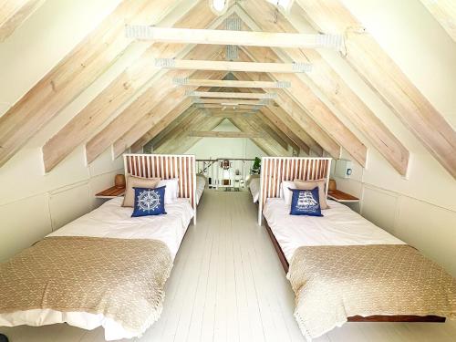 Postel nebo postele na pokoji v ubytování Journey's End