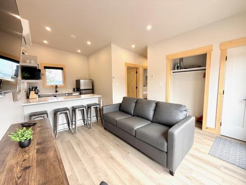 a living room with a couch and a kitchen at Royalty Maples Motel & Cottages in Charlottetown
