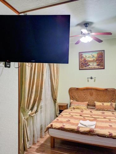 TV a/nebo společenská místnost v ubytování Апартаменты в двух шагах от метро