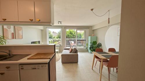 une cuisine et un salon avec une table dans l'établissement Felix De Haan, au Coq