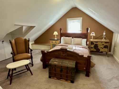 Ένα ή περισσότερα κρεβάτια σε δωμάτιο στο Inn on Fox Meadow - Spacious Victorian Inn
