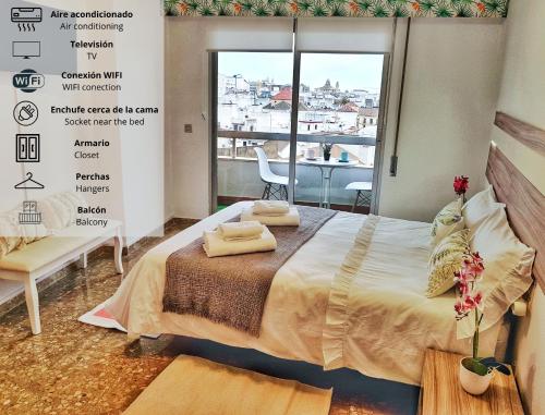 une chambre avec un lit avec des serviettes dessus dans l'établissement Panorámicas Córdoba Centro, à Cordoue