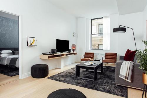 TV a/nebo společenská místnost v ubytování Mint House at 70 Pine