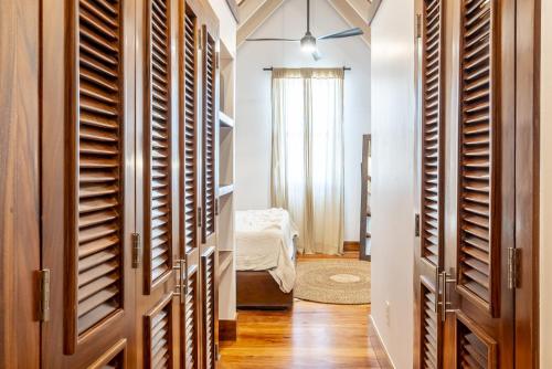 Ένα μπάνιο στο Black Orchid and Pool Club at Mahogany Bay