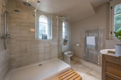 a bathroom with a tub and a toilet and a sink at Lower Shockerwick Lodge in Bath