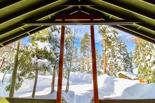Lovely Log Cabin with Fire Pit v zimě