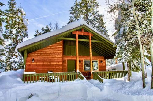 Lovely Log Cabin with Fire Pit v zimě