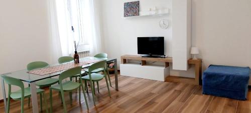 Μια τηλεόραση ή/και κέντρο ψυχαγωγίας στο Kibilù - 2 steps from the Lake