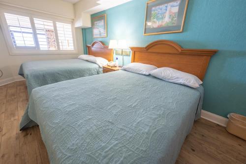 Postel nebo postele na pokoji v ubytování Beachfront Condo, Stunning Pools and Scenic Views!