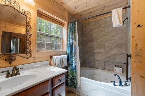 Et badeværelse på Along The Right Path Cabin