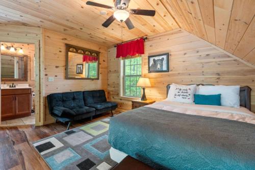 En eller flere senge i et værelse på Along The Right Path Cabin