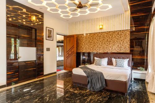 Postel nebo postele na pokoji v ubytování Tranquil Arcadia by StayJadePool6BHKLuxurious
