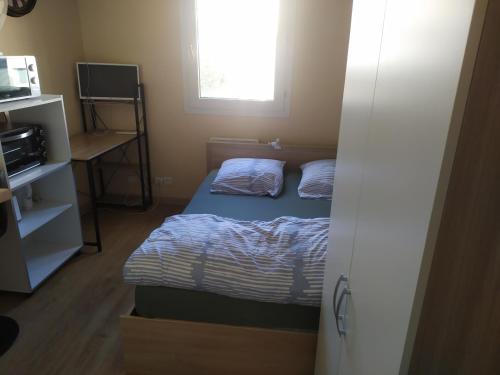 Ένα ή περισσότερα κρεβάτια σε δωμάτιο στο Studette COSY 2 couchages proche TOURS