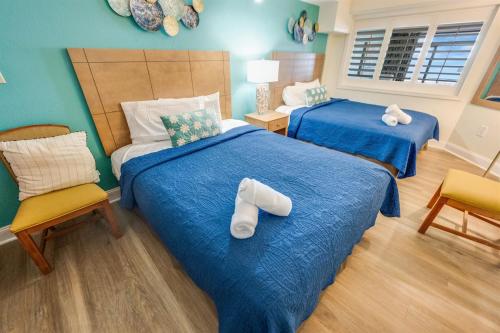 Una cama o camas en una habitación de Low Floor, Direct Oceanfront Beautiful 1BR, Pools!