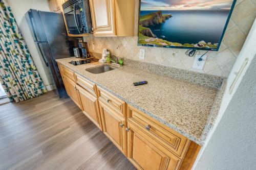 Una cocina o kitchenette en Low Floor, Direct Oceanfront Beautiful 1BR, Pools!