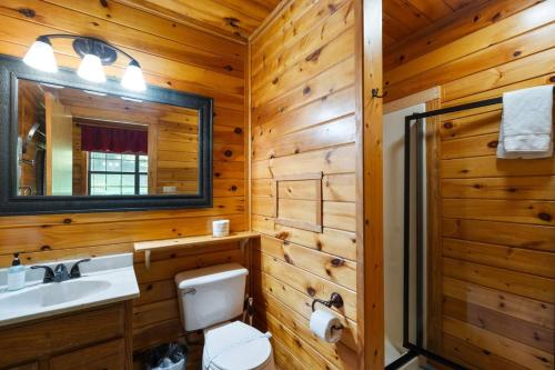 Ванная комната в My Cup Overflows Cabin