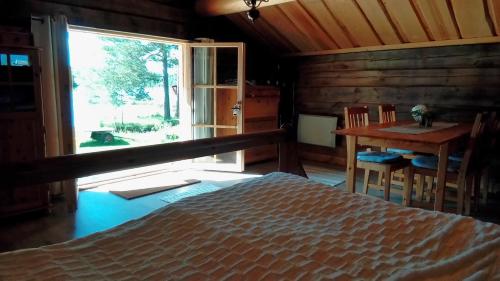 Postel nebo postele na pokoji v ubytování Rustika strandstugor utanför Rättvik