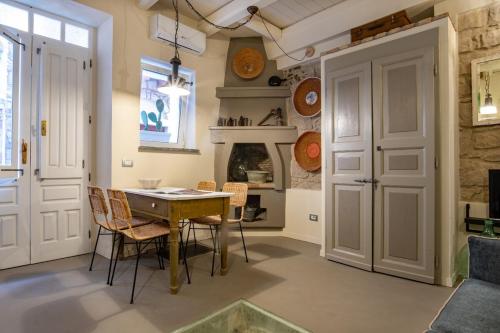 a kitchen and dining room with a table and chairs at Casa Ancora in Carloforte