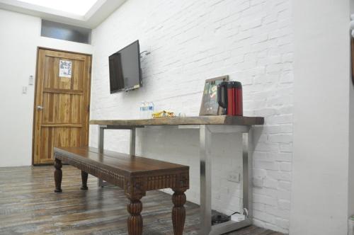 Una televisión o centro de entretenimiento en Home & Teak Residence