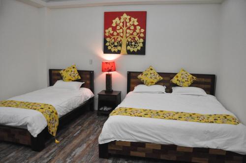 Una cama o camas en una habitación de Home & Teak Residence
