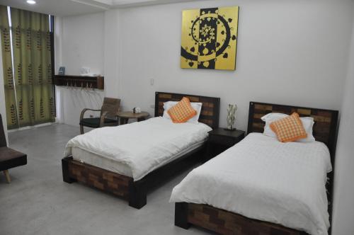 Una cama o camas en una habitación de Home & Teak Residence